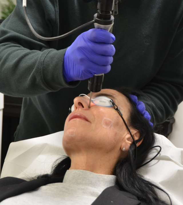 srgn doctor performing picostar laser treatment